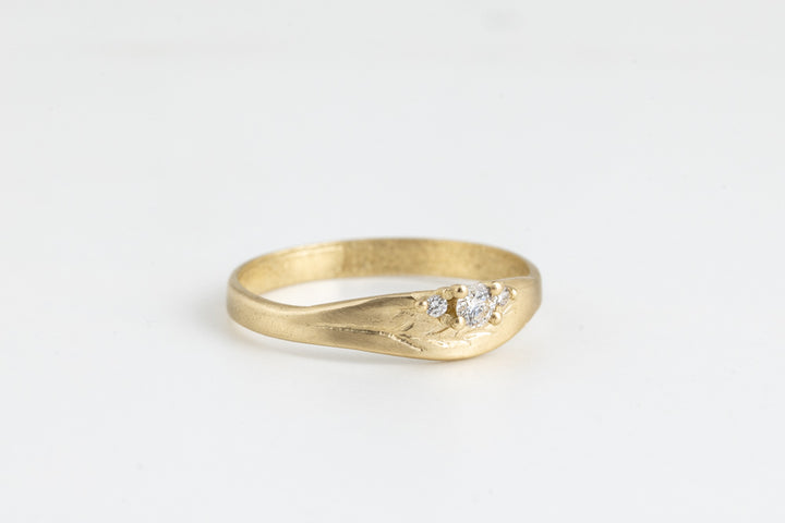 טבעת נוצה ויהלומים