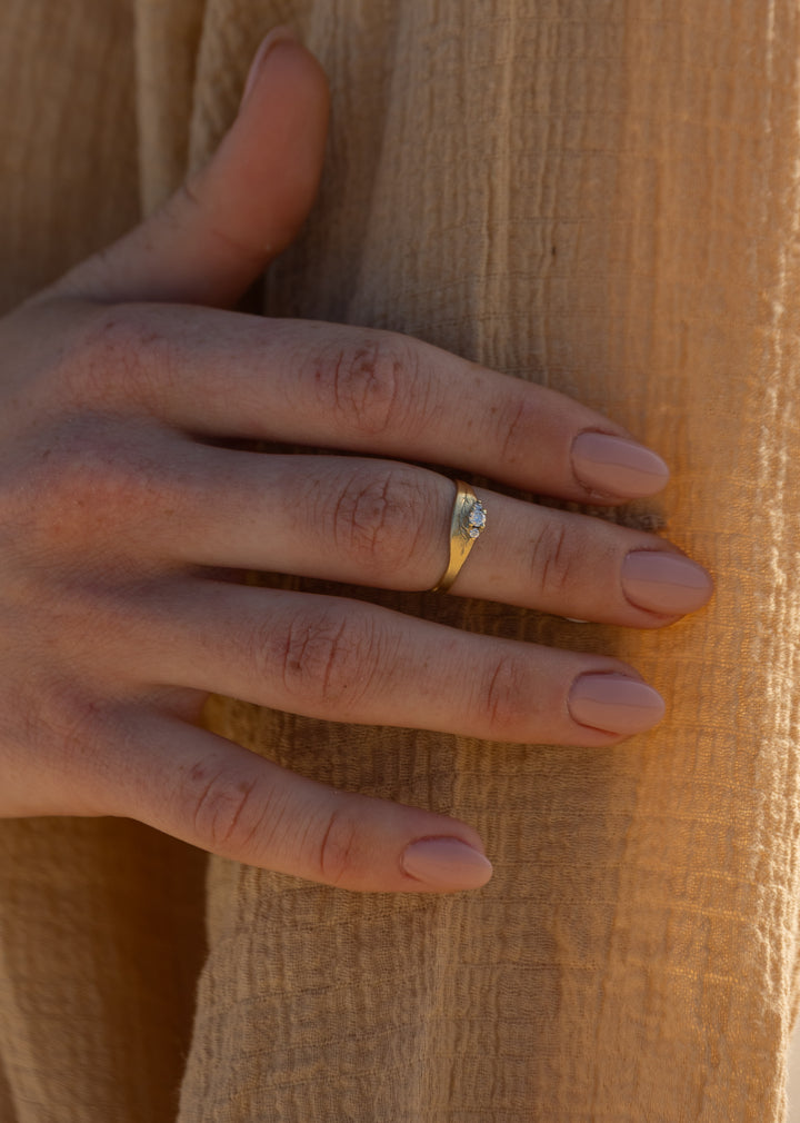 טבעת נוצה ויהלומים