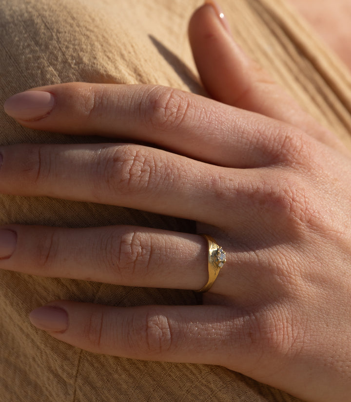 טבעת נוצה ויהלומים