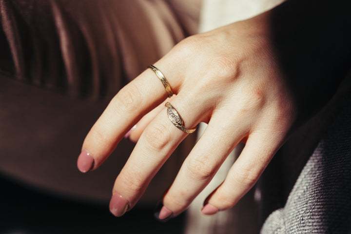 טבעת עלים משובצת יהלומים