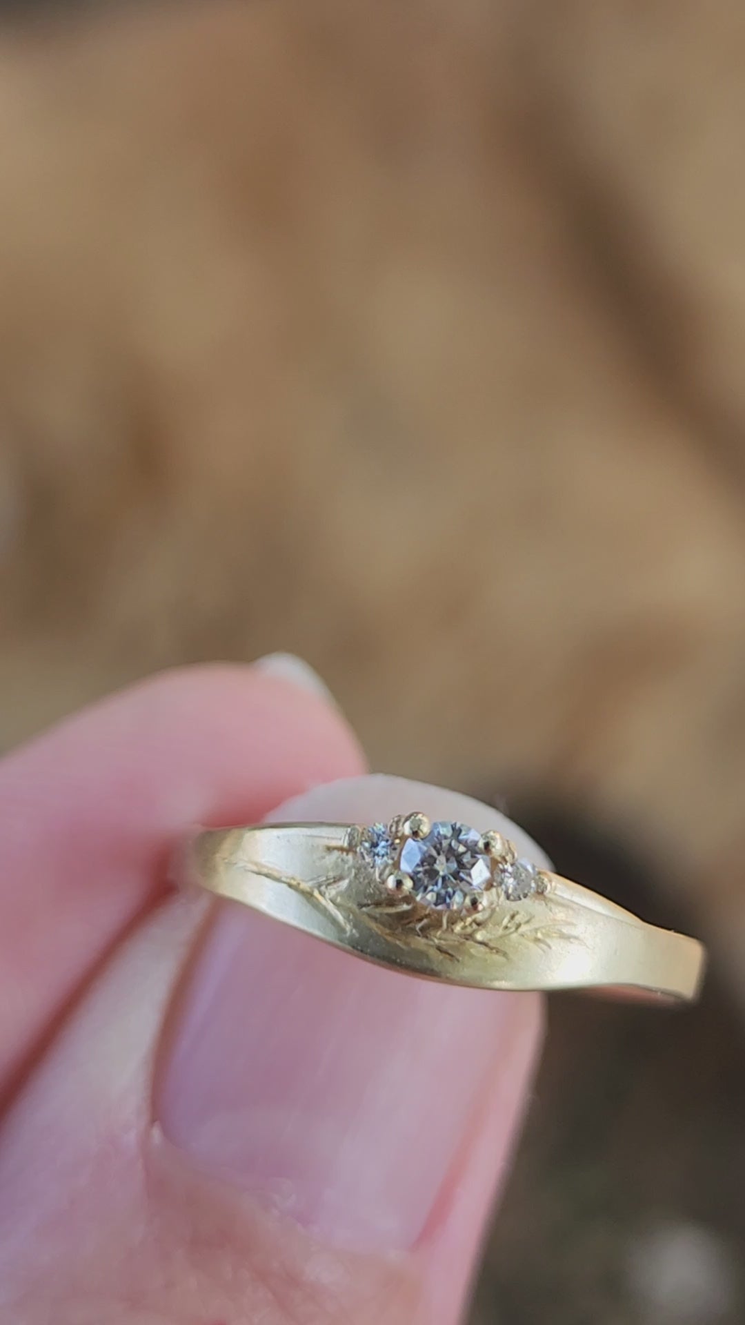 טבעת נוצה ויהלומים